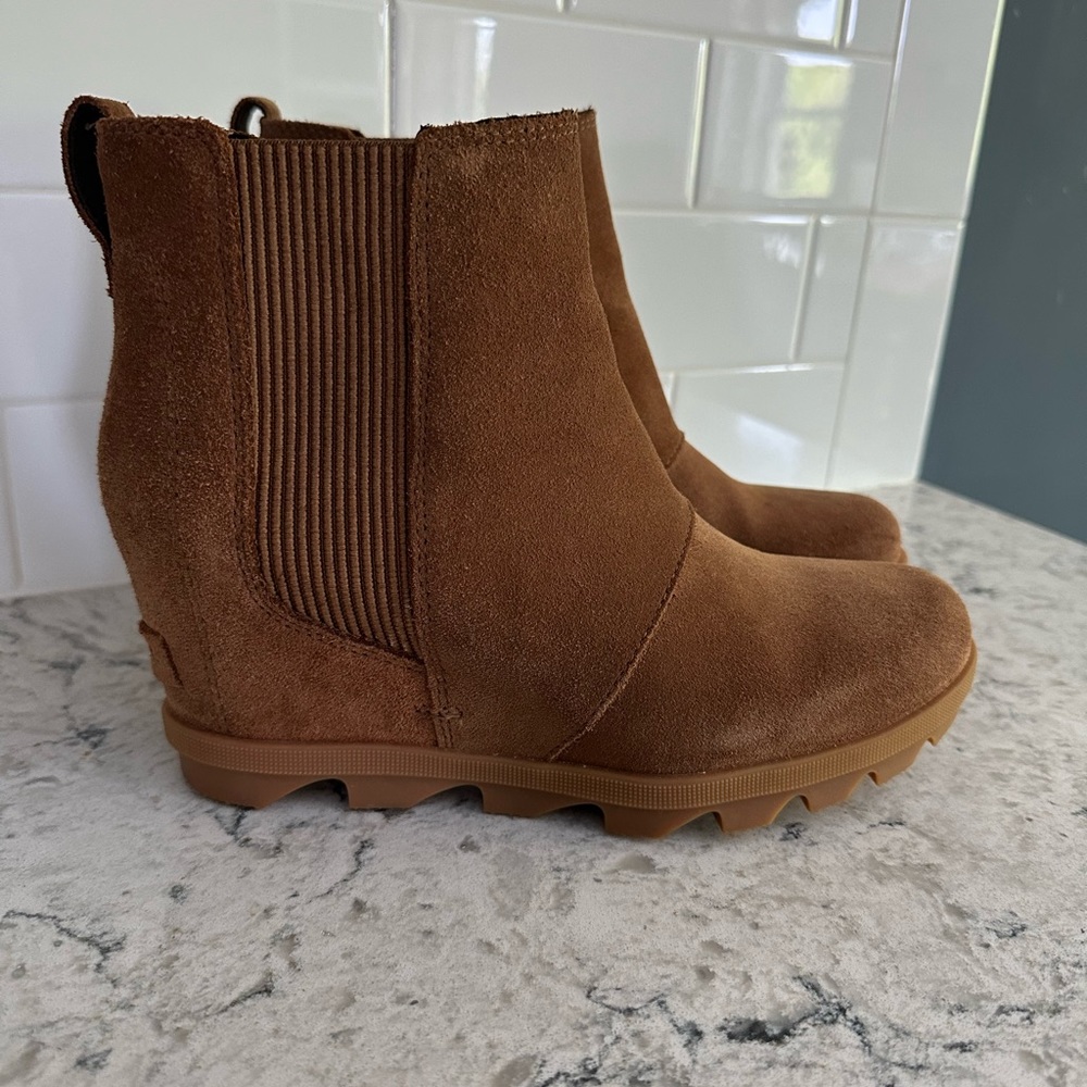 Sorel Joan of Arctic II Chelsea Suede
Wedge size 8